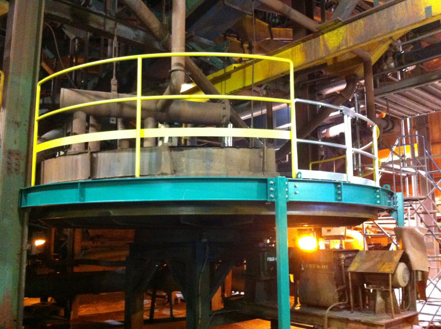 Industrie minire, passerelle et garde-corps autour d'un quipement industriel de forme circulaire