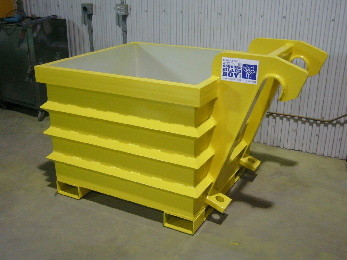 Industrial trash cans